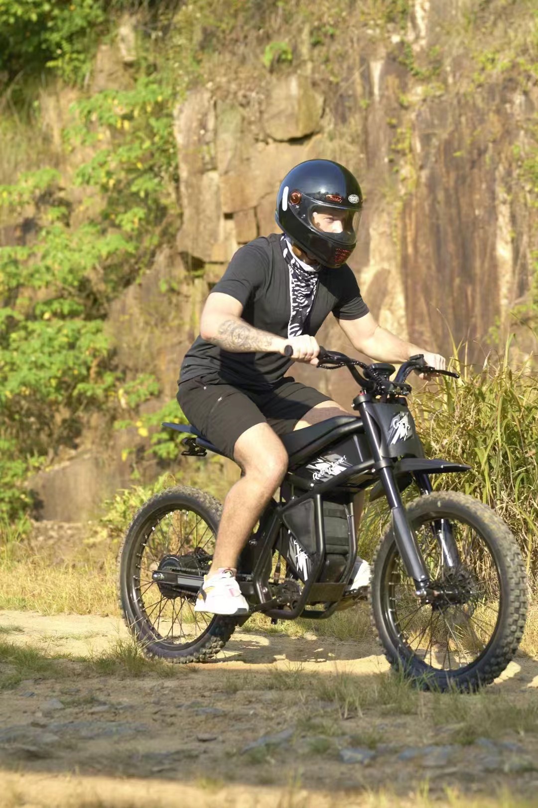 Riding Times GT73 с водач върху офроуд терен